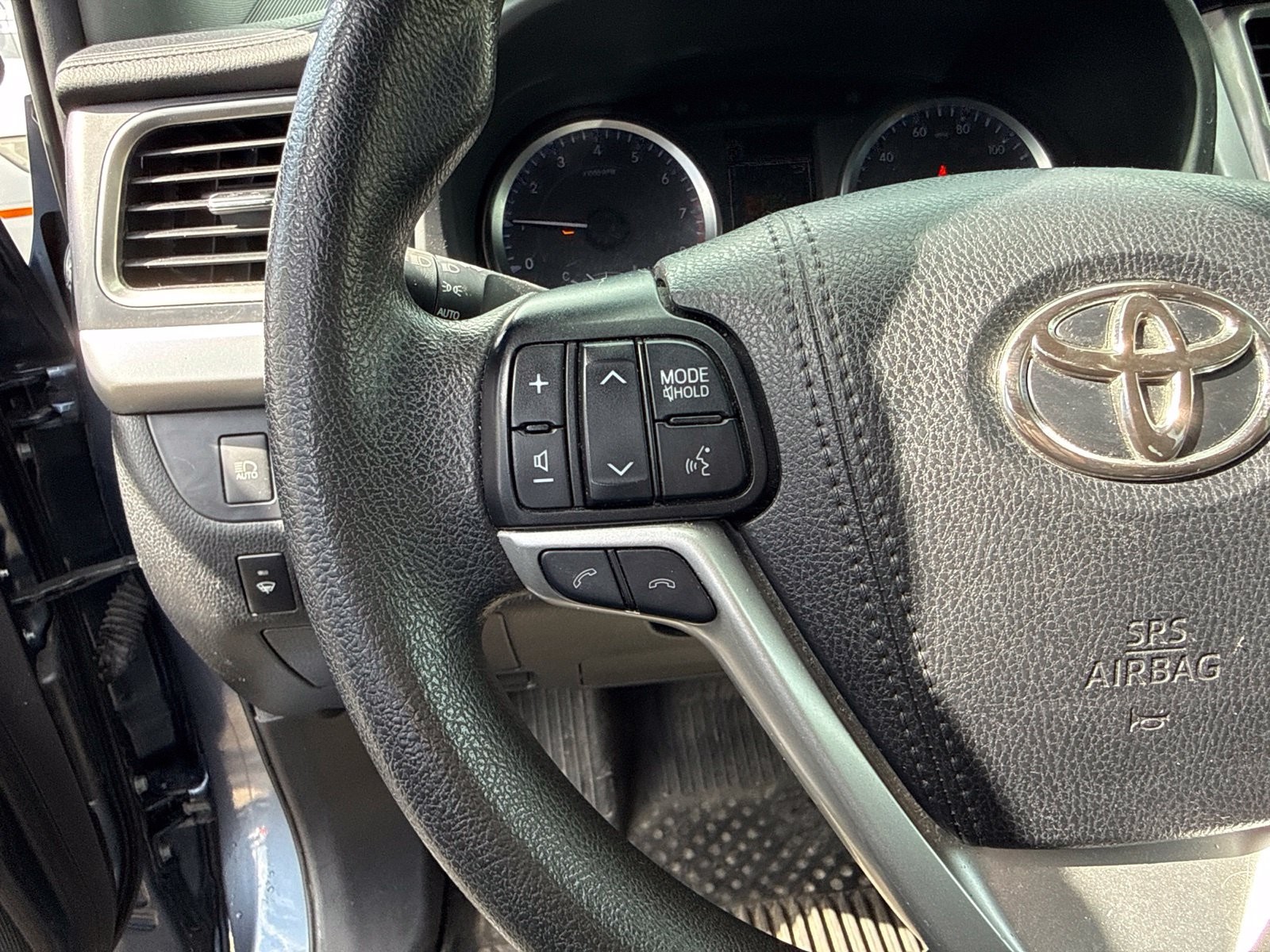 Used 2019 Shoreline Mist Toyota LE image 27