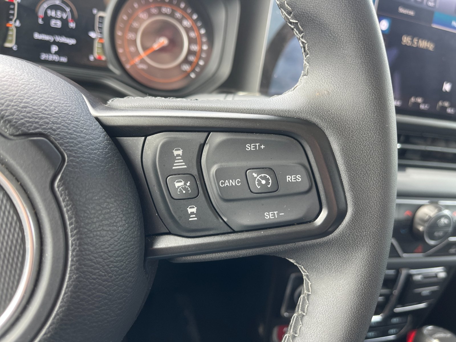 Used 2026  Jeep Mojave image 27