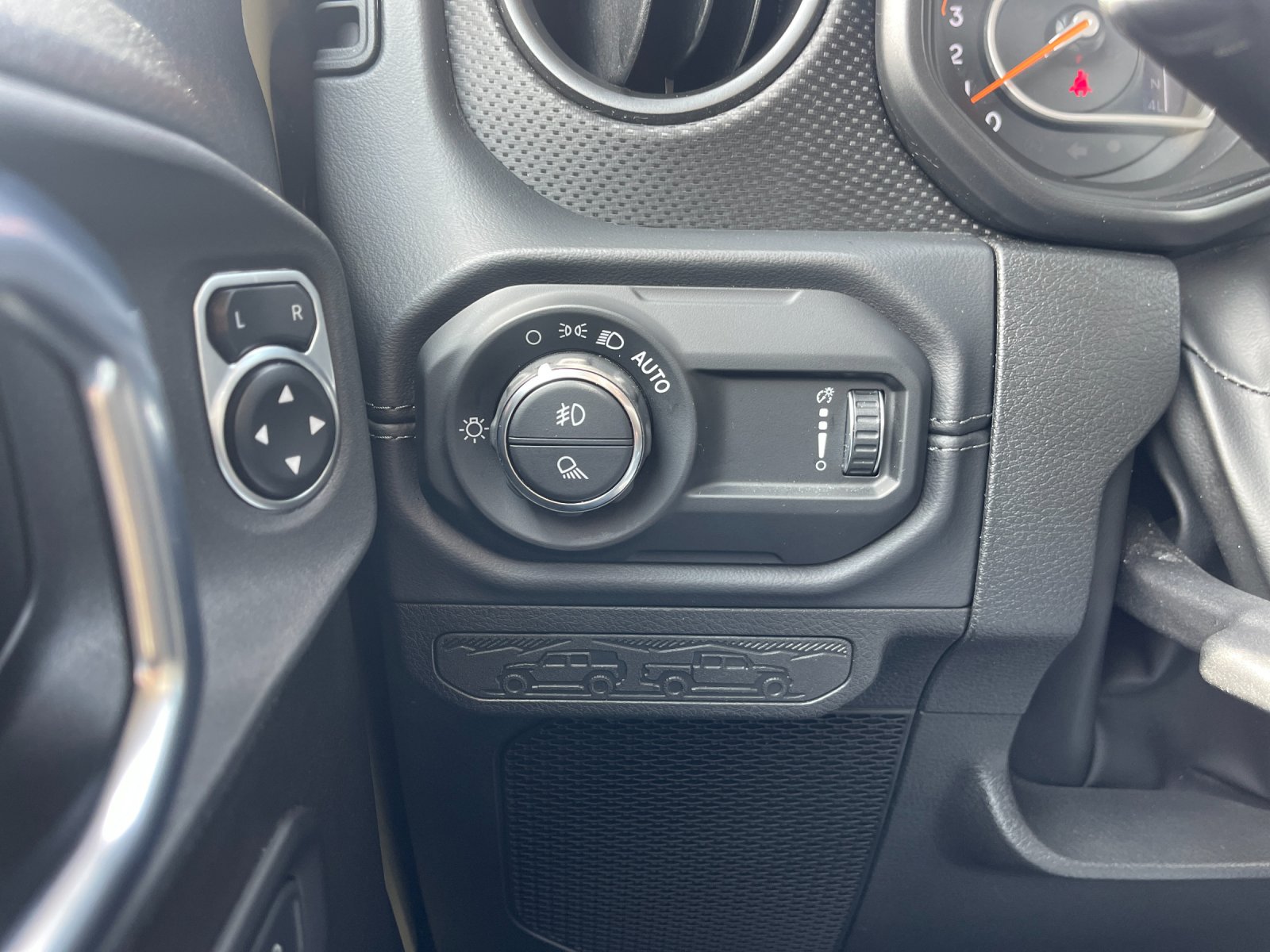 Used 2026  Jeep Mojave image 30