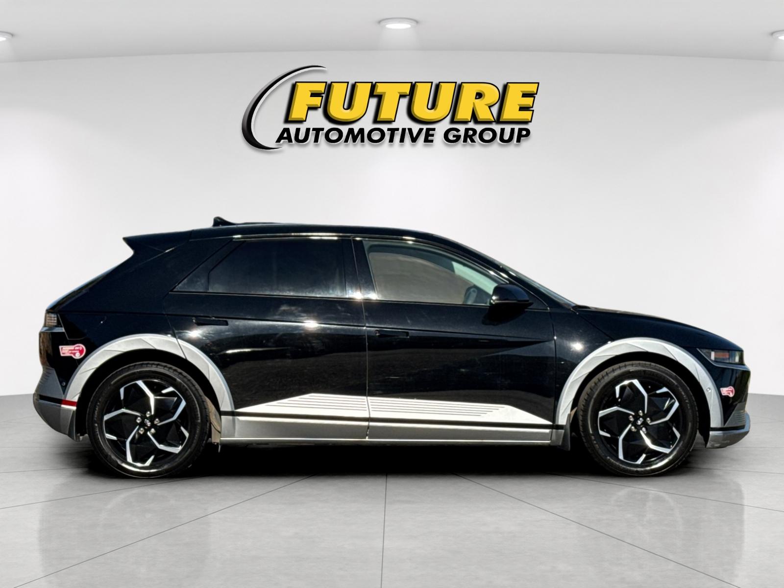 Used 2023 Black Hyundai Limited image 2