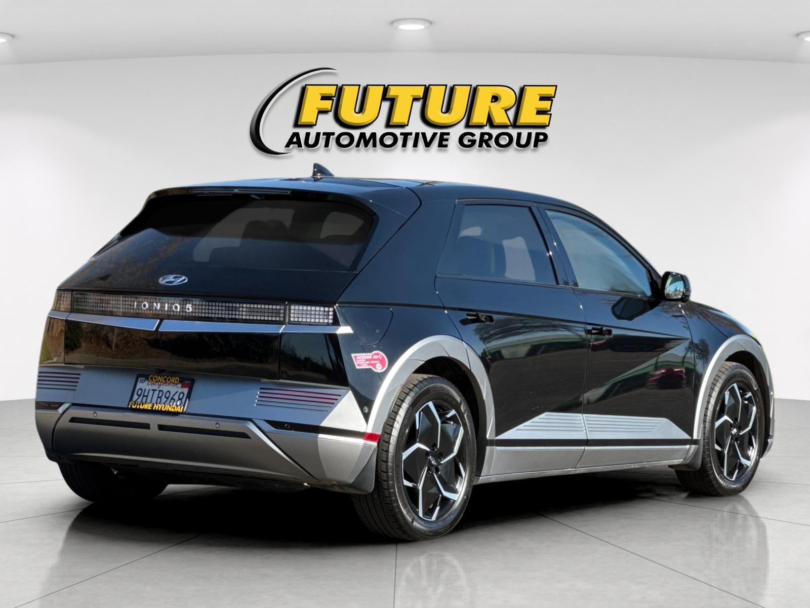 Used 2023 Black Hyundai Limited image 3