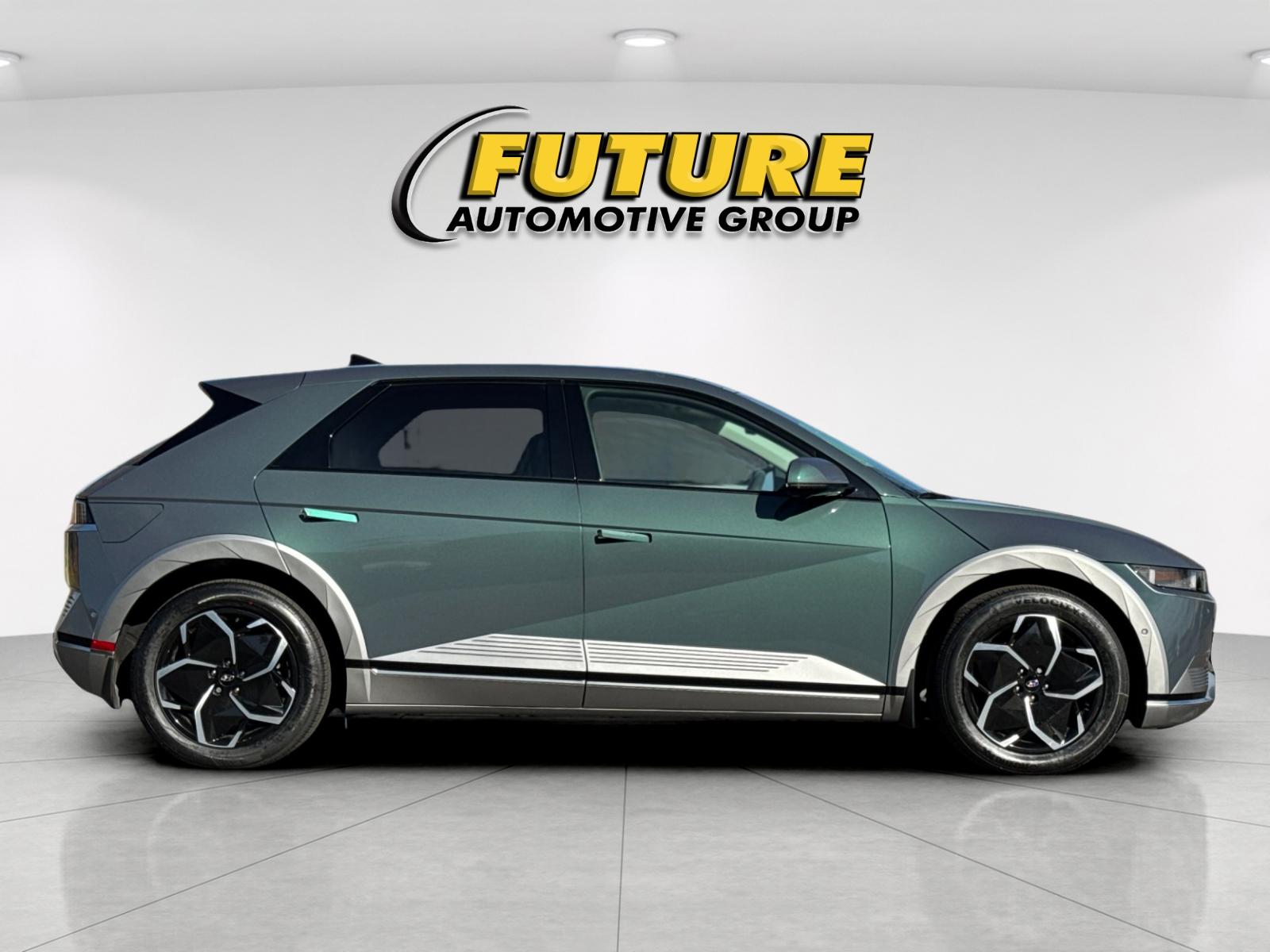 Used 2024 Green Hyundai Limited image 2