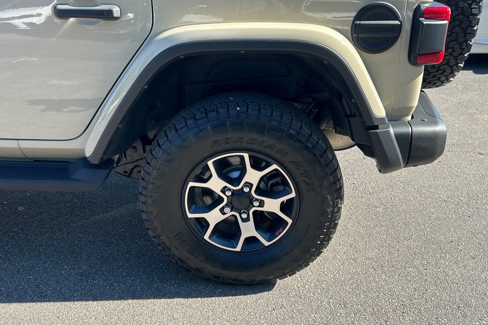 Used 2022 Limited Edition Gobi Clearcoat Jeep Unlimited Rubicon image 26