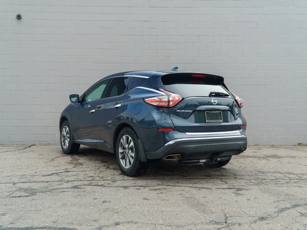 Used 2018 Arctic Blue Nissan S image 3