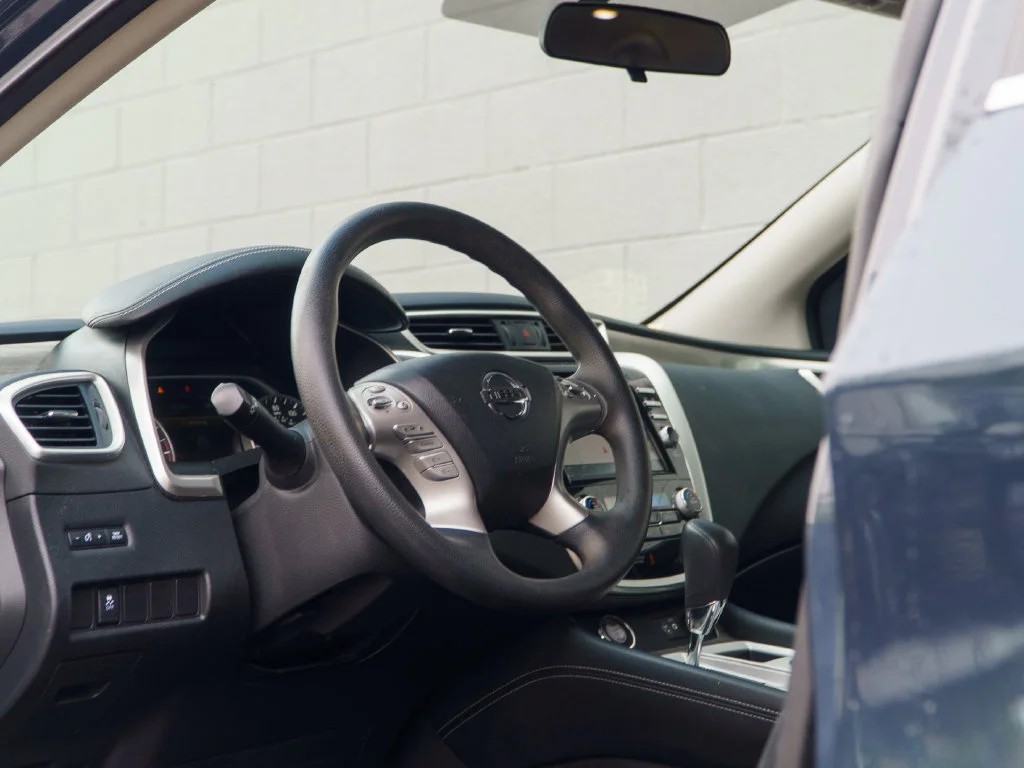 Used 2018 Arctic Blue Nissan S image 4