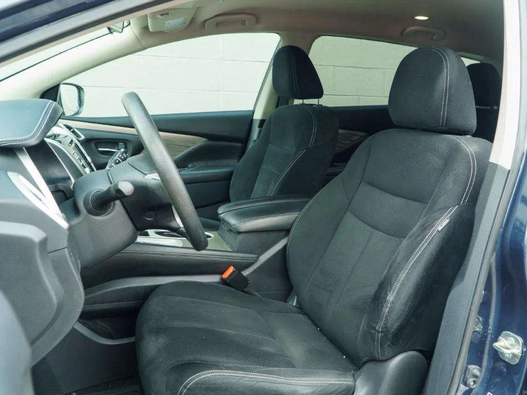 Used 2018 Arctic Blue Nissan S image 5