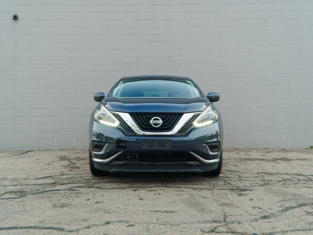 Used 2018 Arctic Blue Nissan S image 10