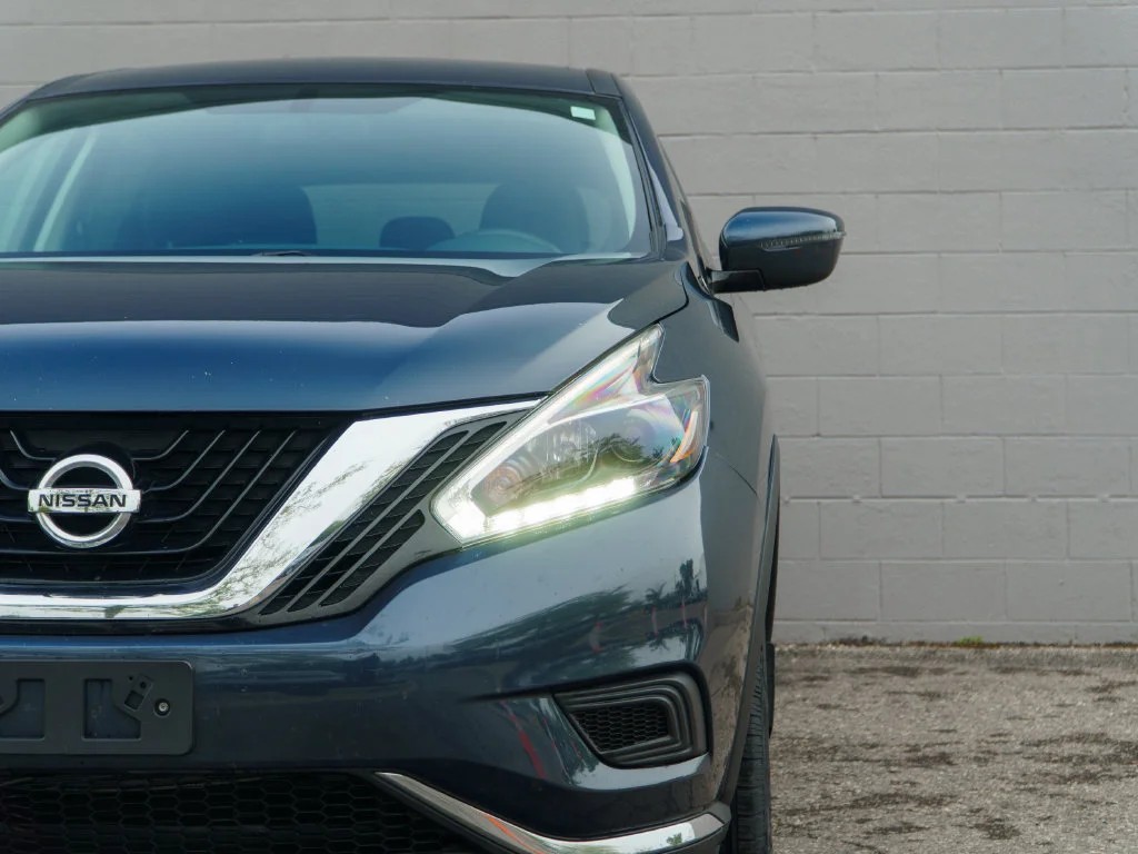 Used 2018 Arctic Blue Nissan S image 11