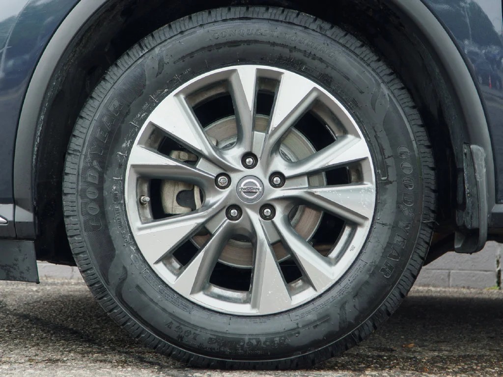 Used 2018 Arctic Blue Nissan S image 12