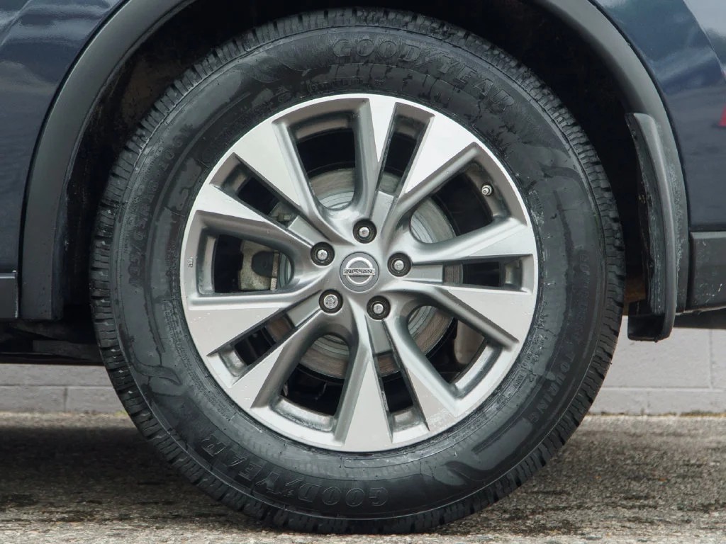 Used 2018 Arctic Blue Nissan S image 13