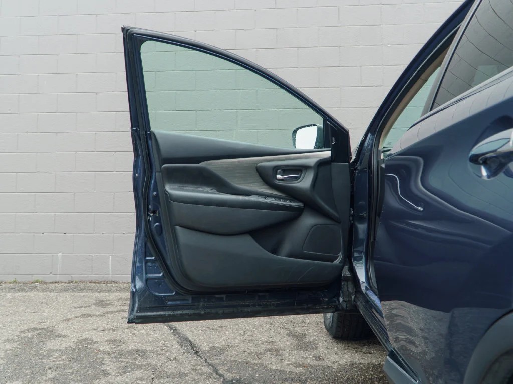 Used 2018 Arctic Blue Nissan S image 15