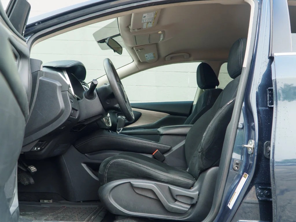 Used 2018 Arctic Blue Nissan S image 17