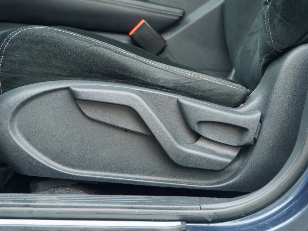 Used 2018 Arctic Blue Nissan S image 20