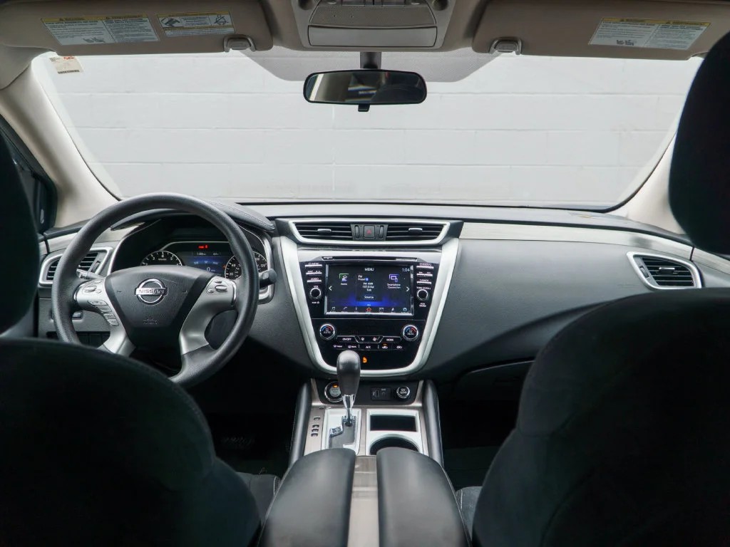 Used 2018 Arctic Blue Nissan S image 21