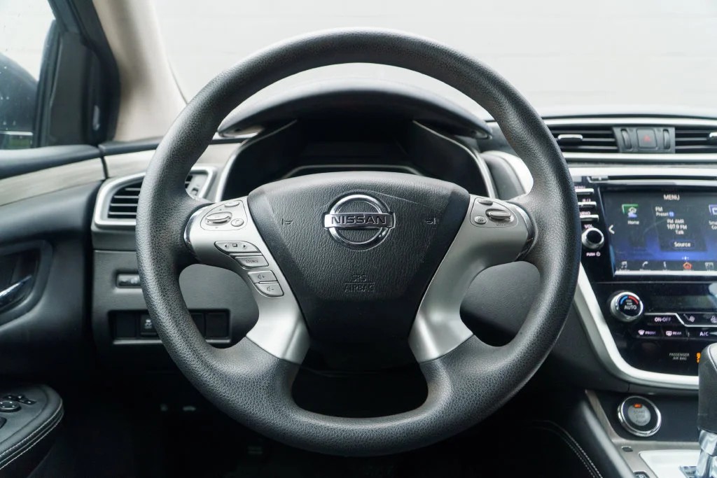 Used 2018 Arctic Blue Nissan S image 23