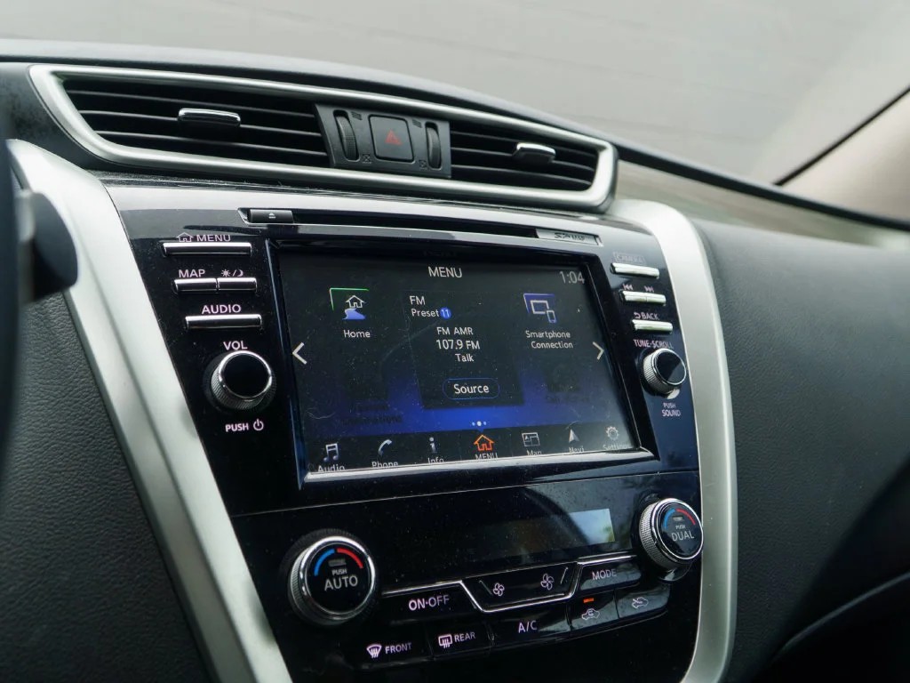 Used 2018 Arctic Blue Nissan S image 25