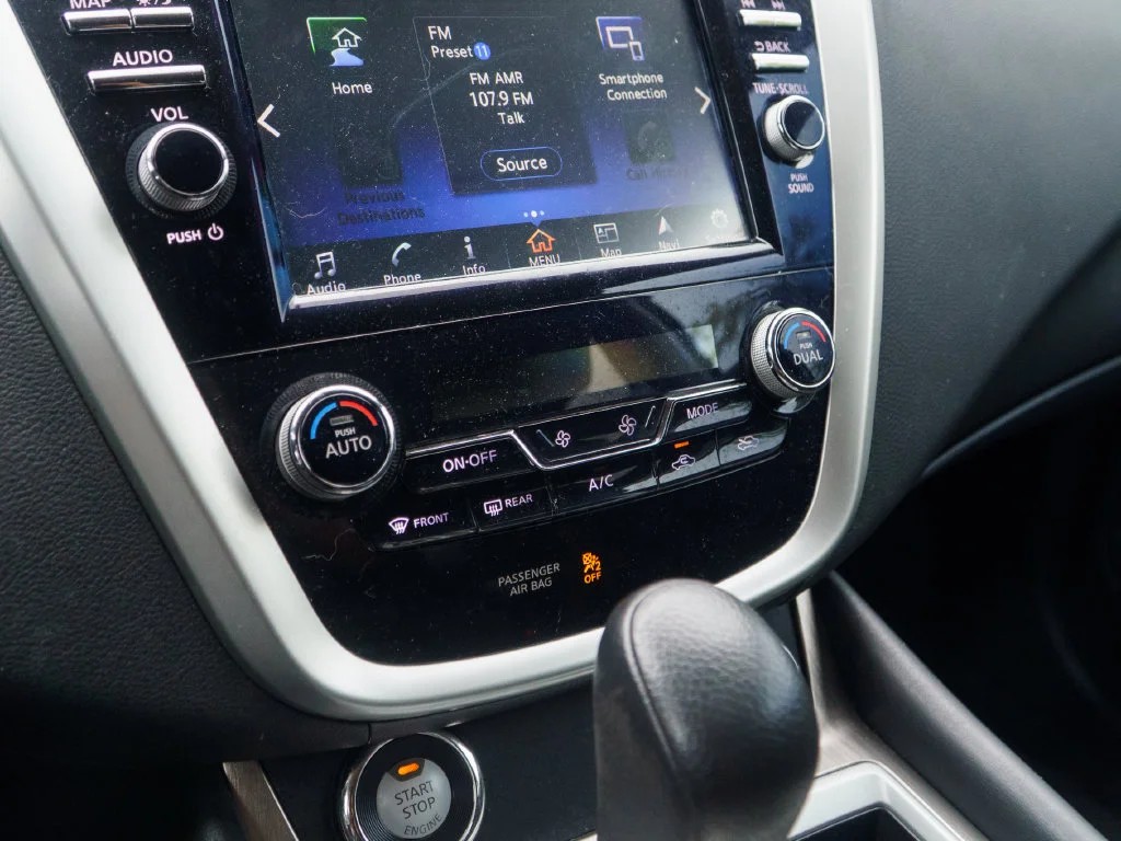 Used 2018 Arctic Blue Nissan S image 26