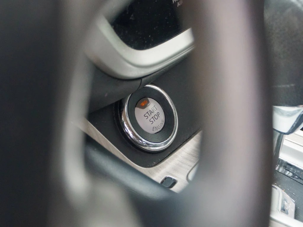 Used 2018 Arctic Blue Nissan S image 28