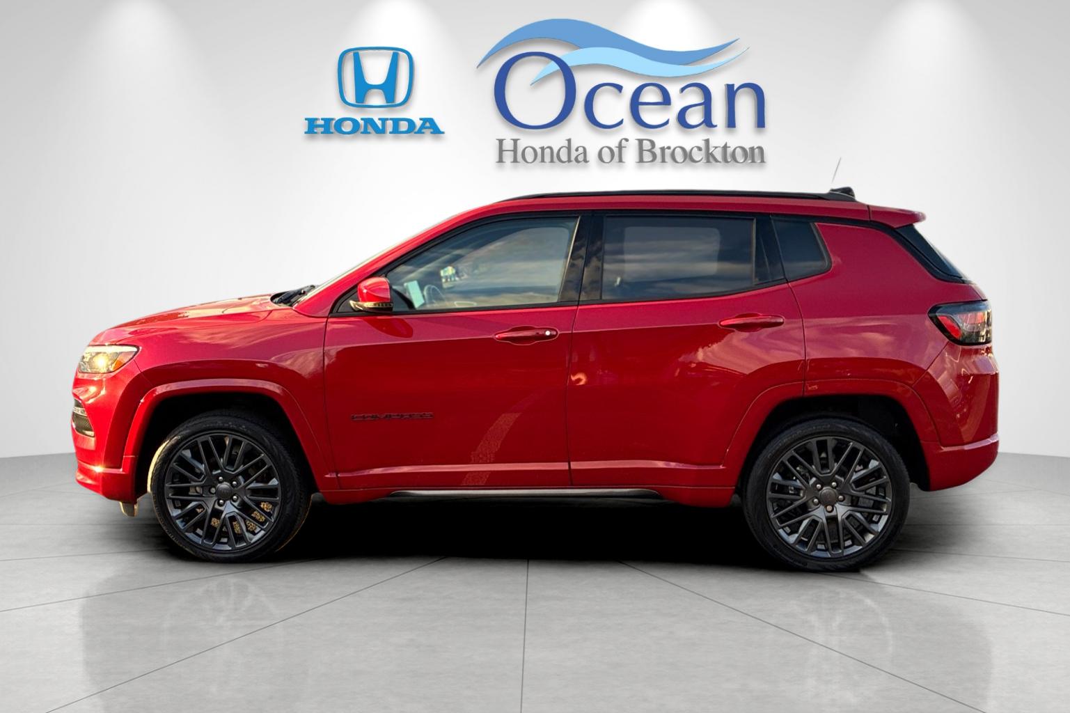 Used 2022 Redline Pearlcoat Jeep Limited image 6