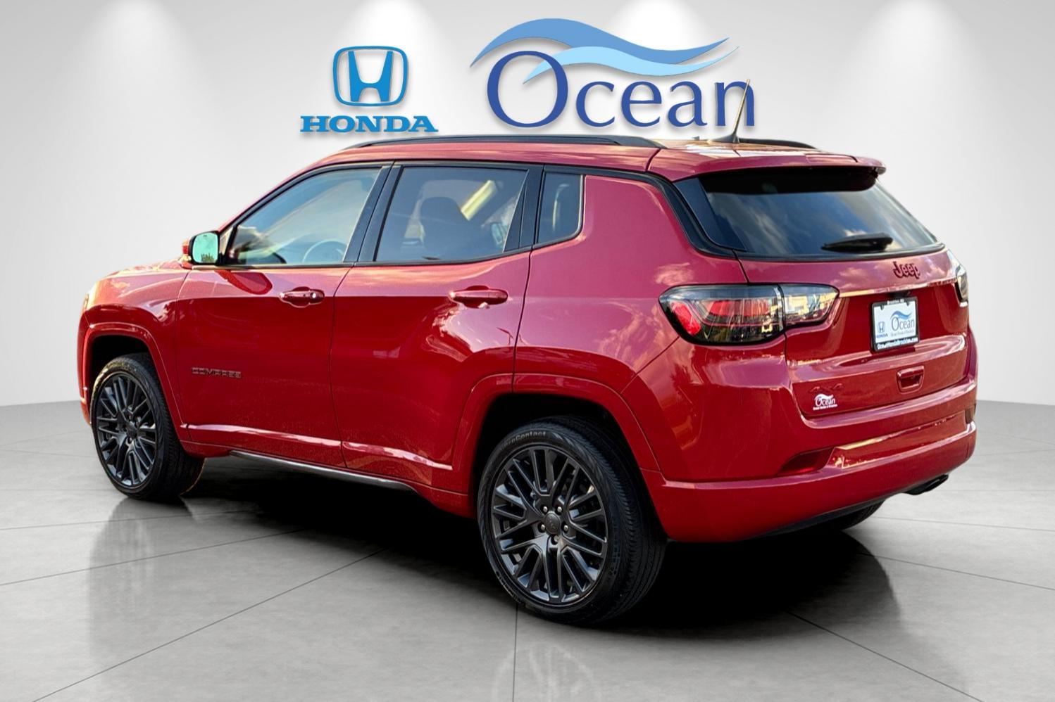 Used 2022 Redline Pearlcoat Jeep Limited image 5