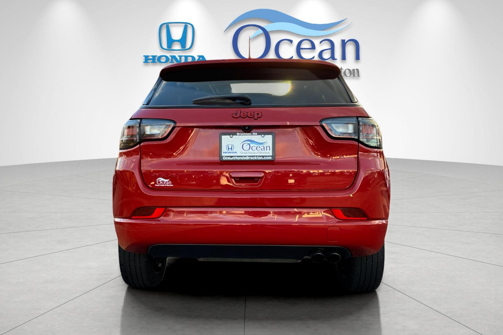Used 2022 Redline Pearlcoat Jeep Limited image 4