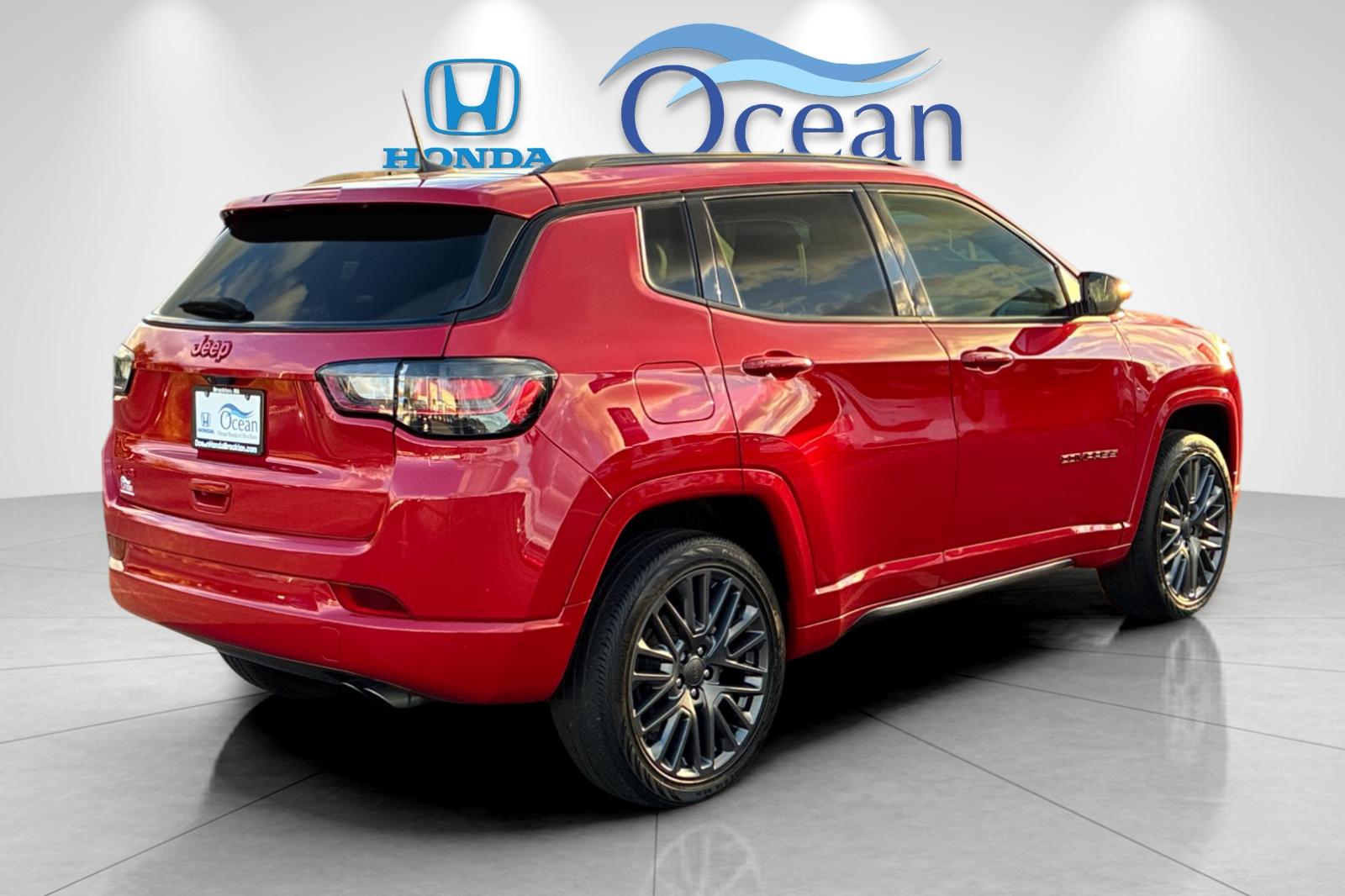 Used 2022 Redline Pearlcoat Jeep Limited image 3