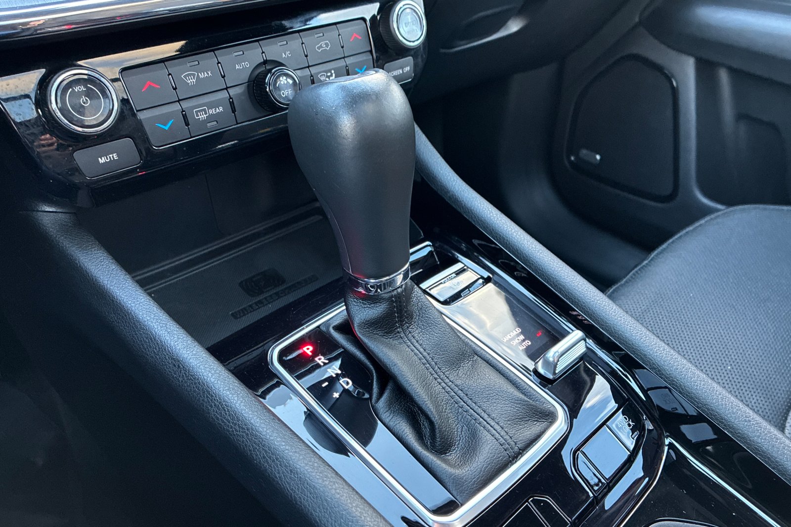 Used 2022 Redline Pearlcoat Jeep Limited image 30