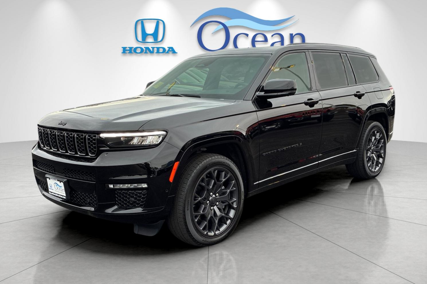 Used 2023 Diamond Black Jeep Summit image 7