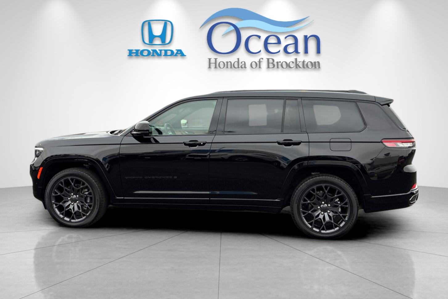 Used 2023 Diamond Black Jeep Summit image 6