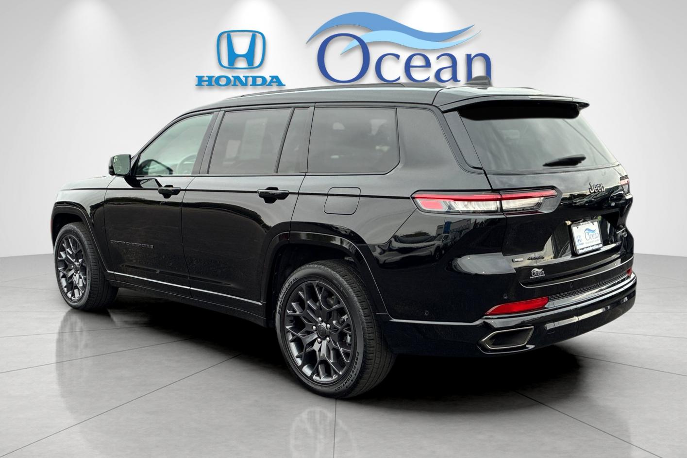 Used 2023 Diamond Black Jeep Summit image 5