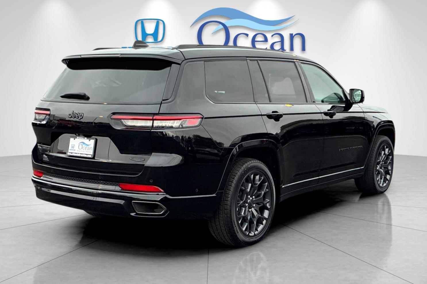 Used 2023 Diamond Black Jeep Summit image 3