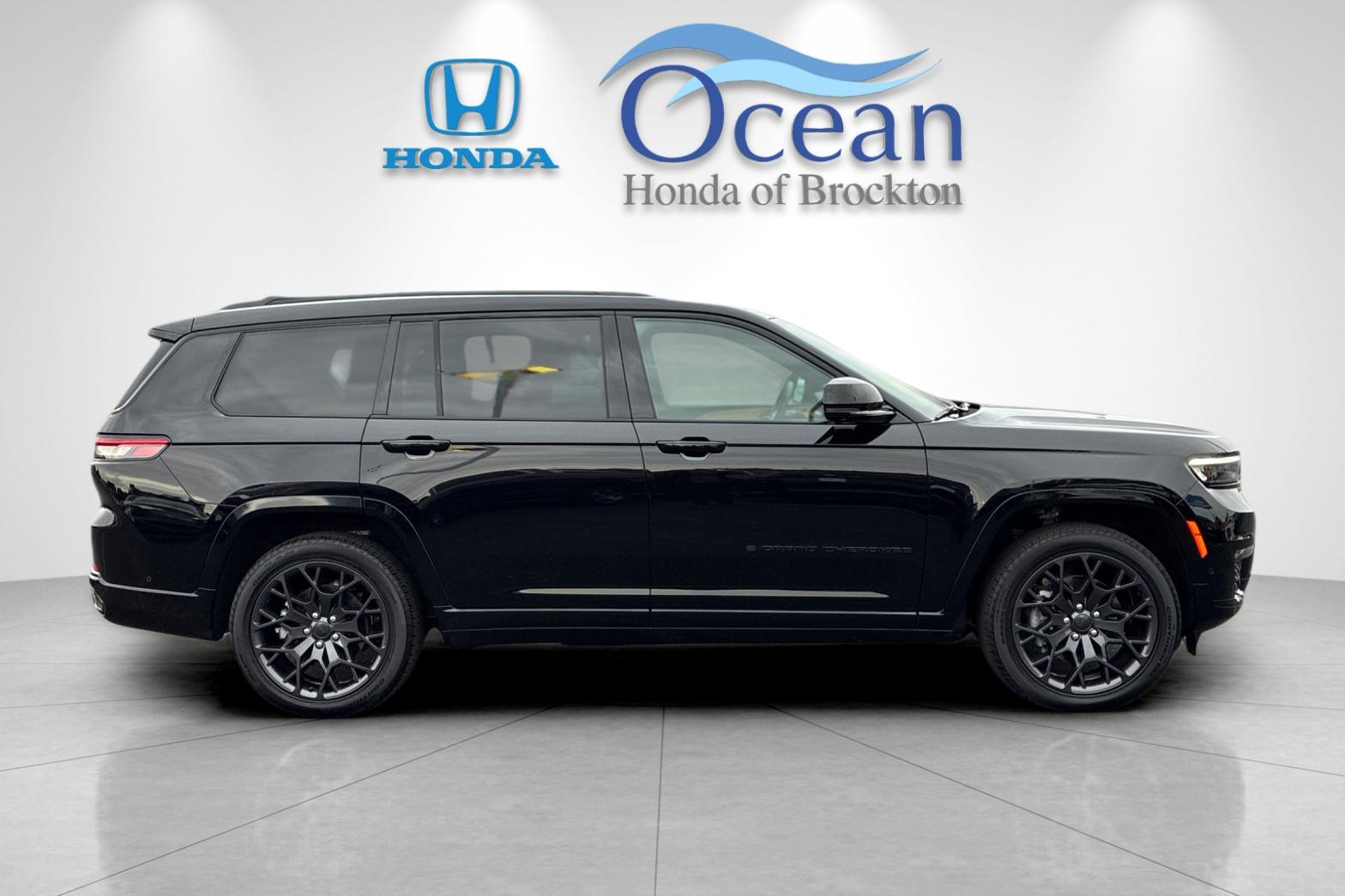 Used 2023 Diamond Black Jeep Summit image 2