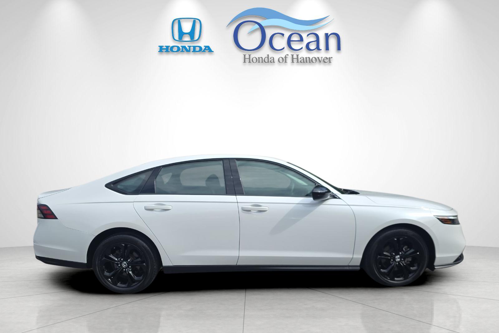 Used 2025 Platinum White Pearl Honda SE image 2