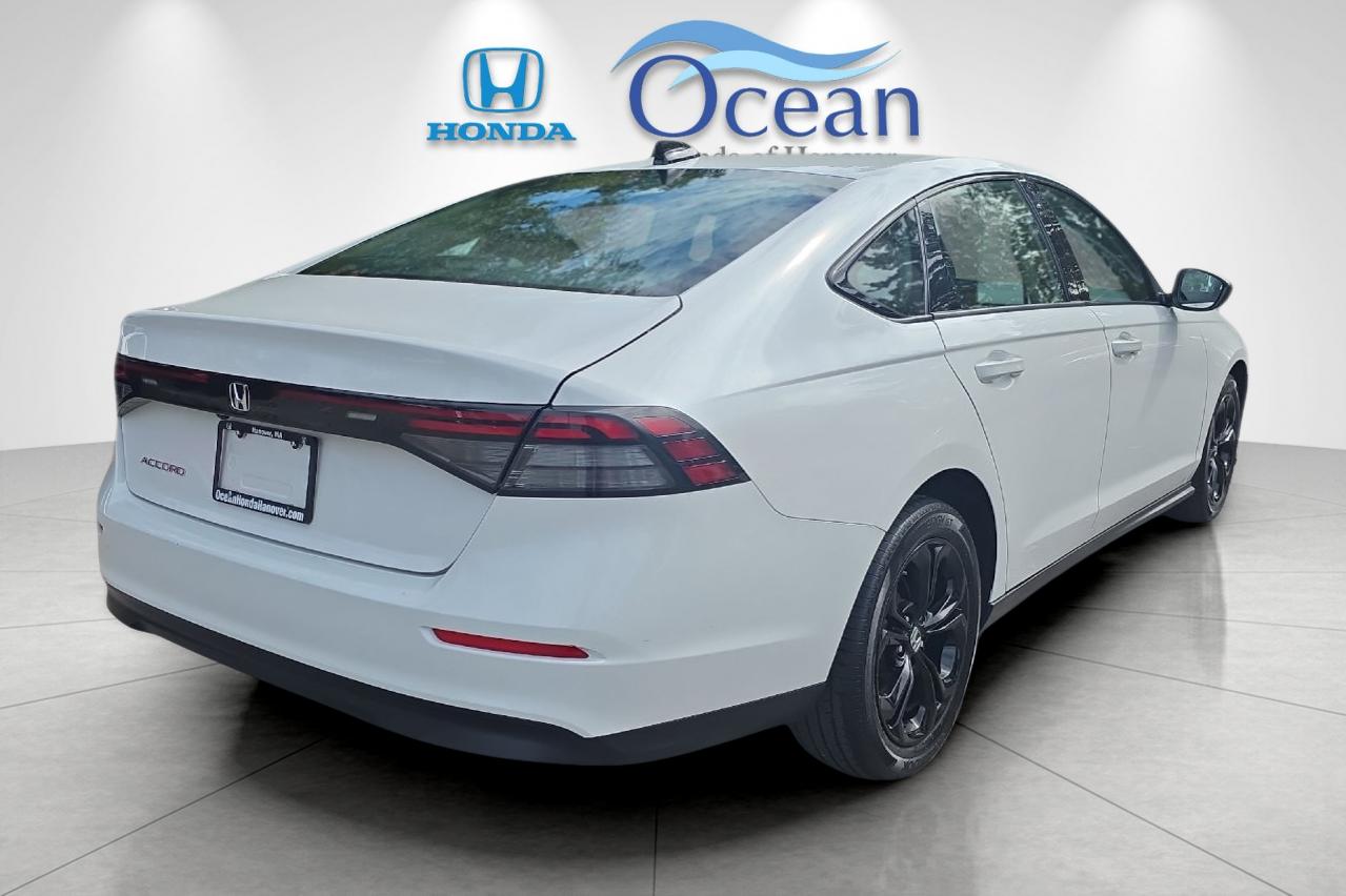 Used 2025 Platinum White Pearl Honda SE image 3