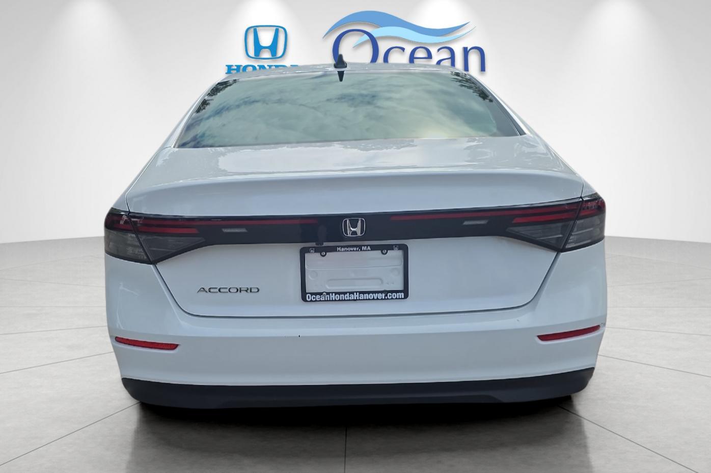 Used 2025 Platinum White Pearl Honda SE image 4