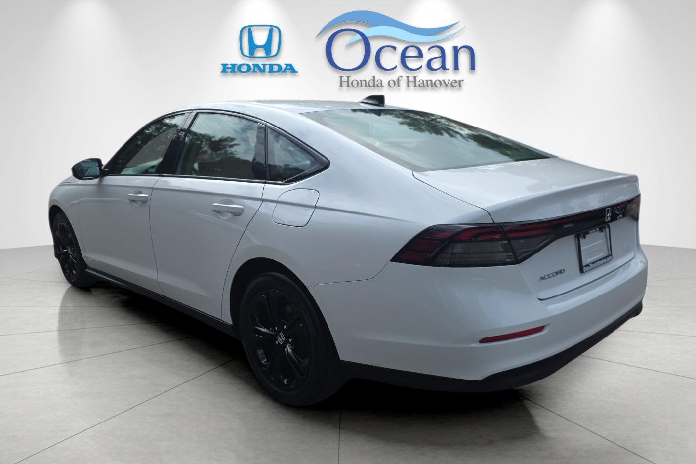 Used 2025 Platinum White Pearl Honda SE image 5