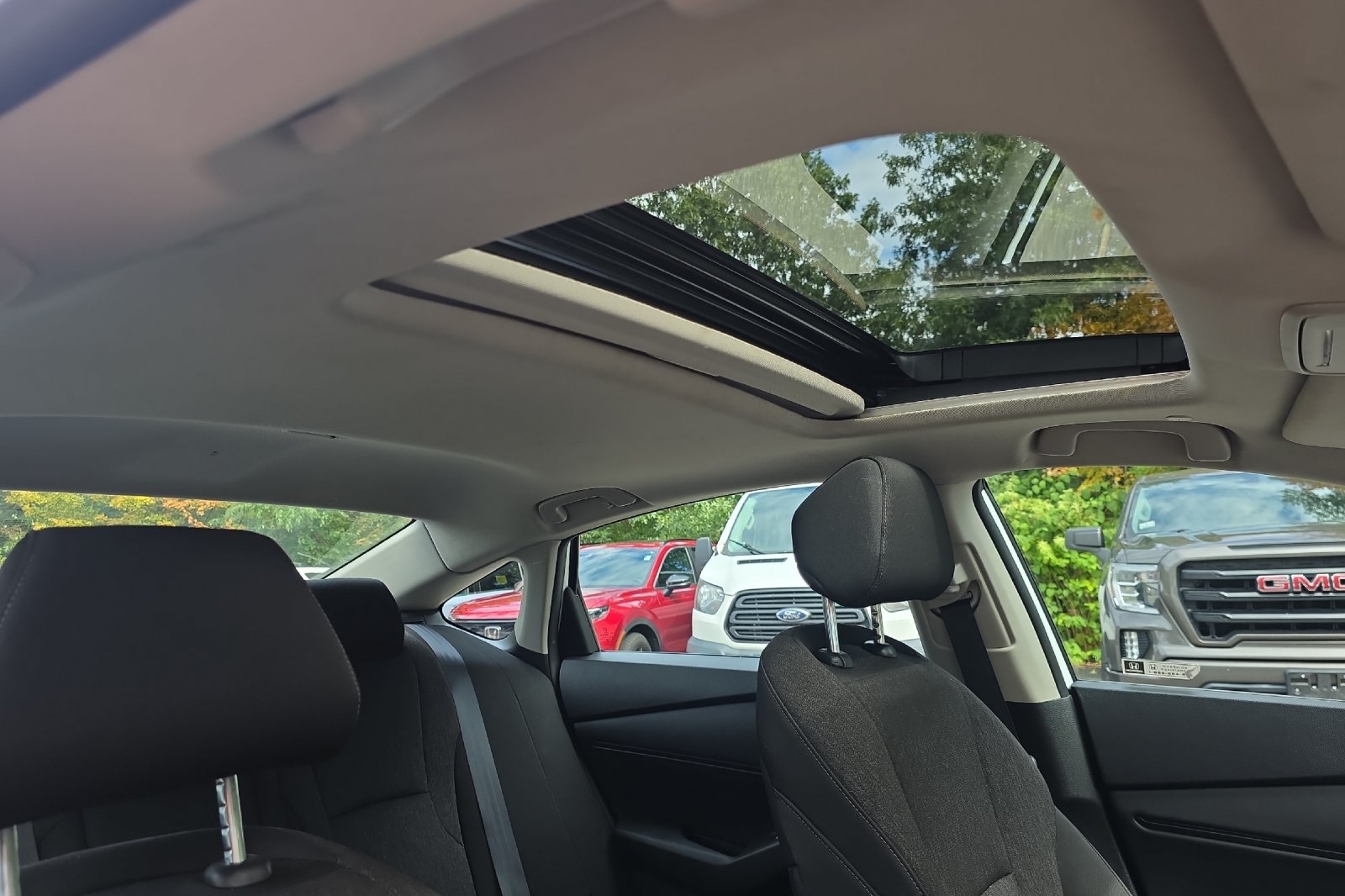 Used 2025 Platinum White Pearl Honda SE image 17