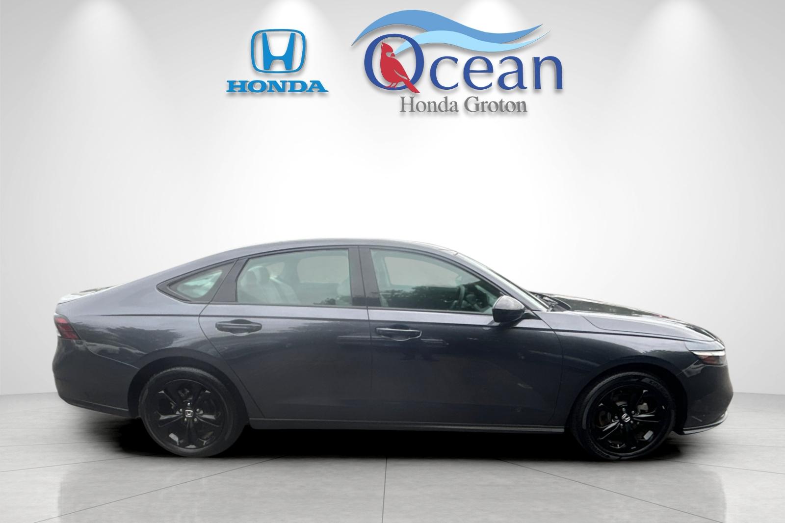 Used 2025 Meteorite Gray Metallic Honda SE image 2