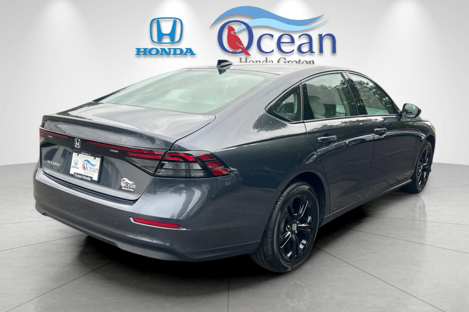 Used 2025 Meteorite Gray Metallic Honda SE image 3