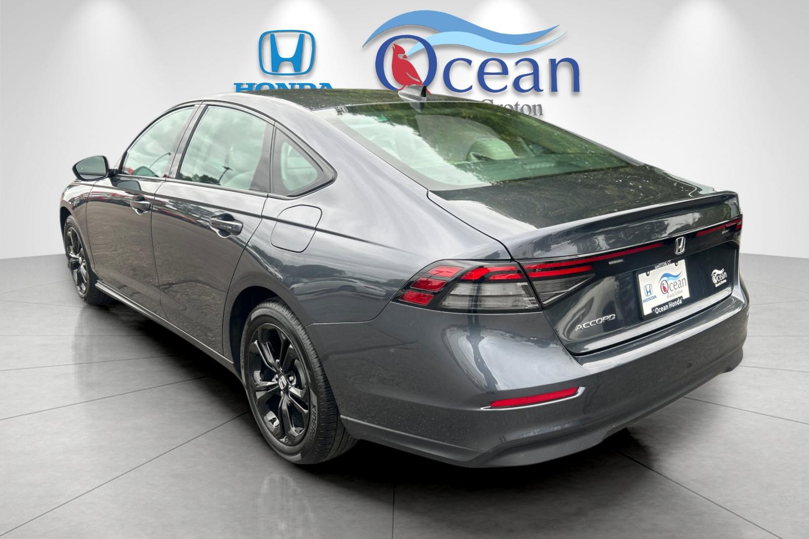 Used 2025 Meteorite Gray Metallic Honda SE image 5