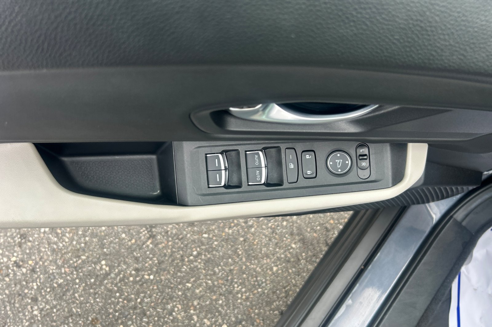 Used 2025 Meteorite Gray Metallic Honda SE image 11