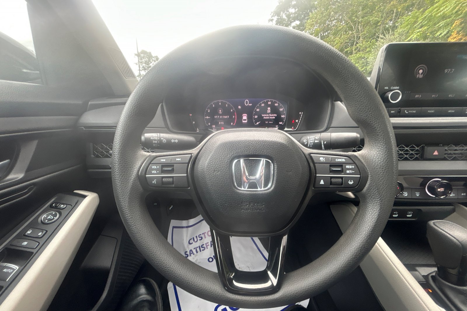 Used 2025 Meteorite Gray Metallic Honda SE image 23