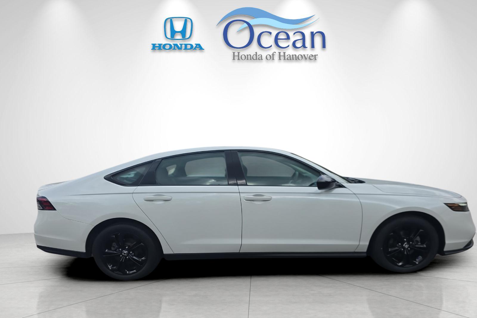 Used 2025 Platinum White Pearl Honda SE image 2