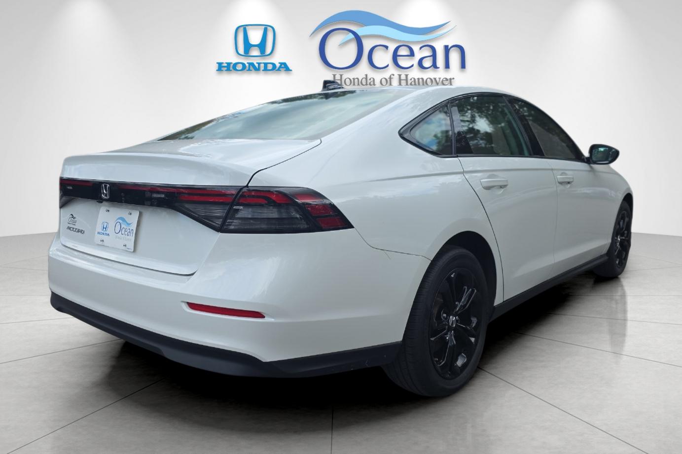 Used 2025 Platinum White Pearl Honda SE image 3