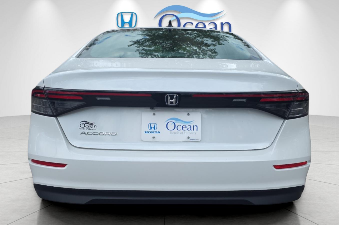 Used 2025 Platinum White Pearl Honda SE image 4