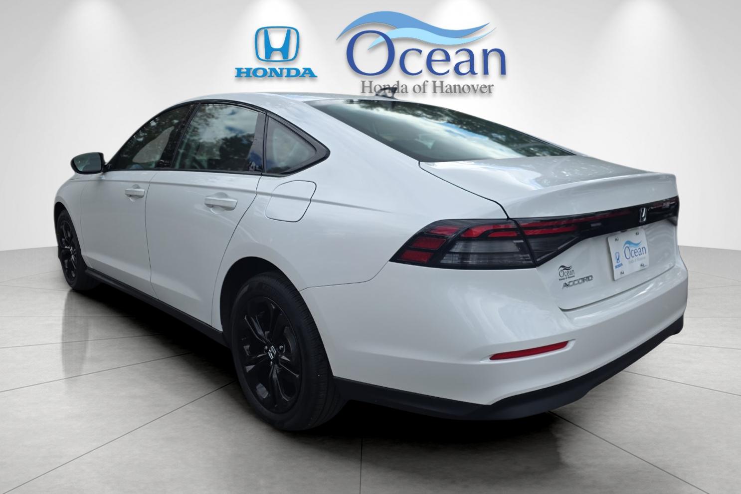 Used 2025 Platinum White Pearl Honda SE image 5