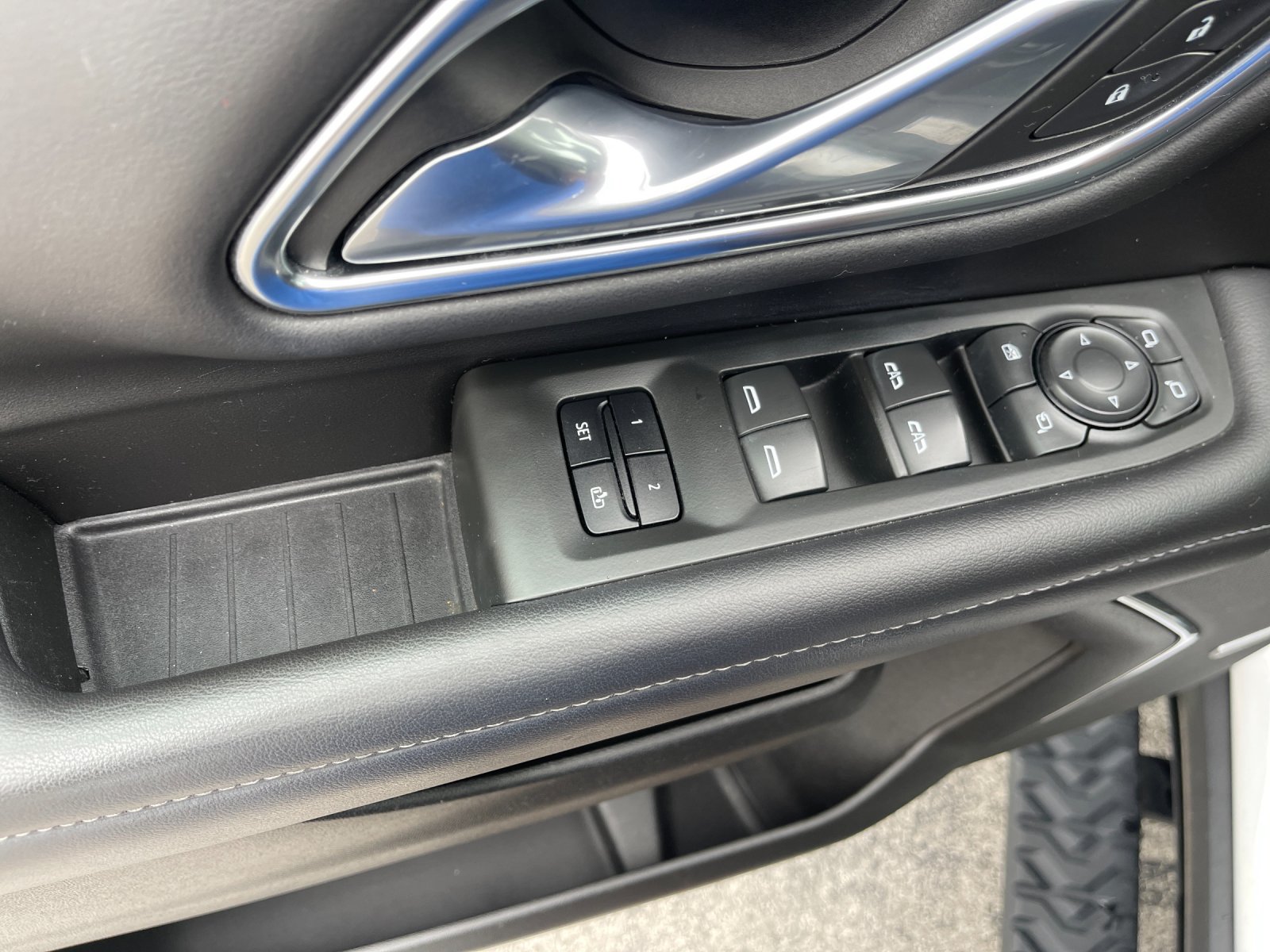 Used 2022 White Chevrolet Z71 image 13