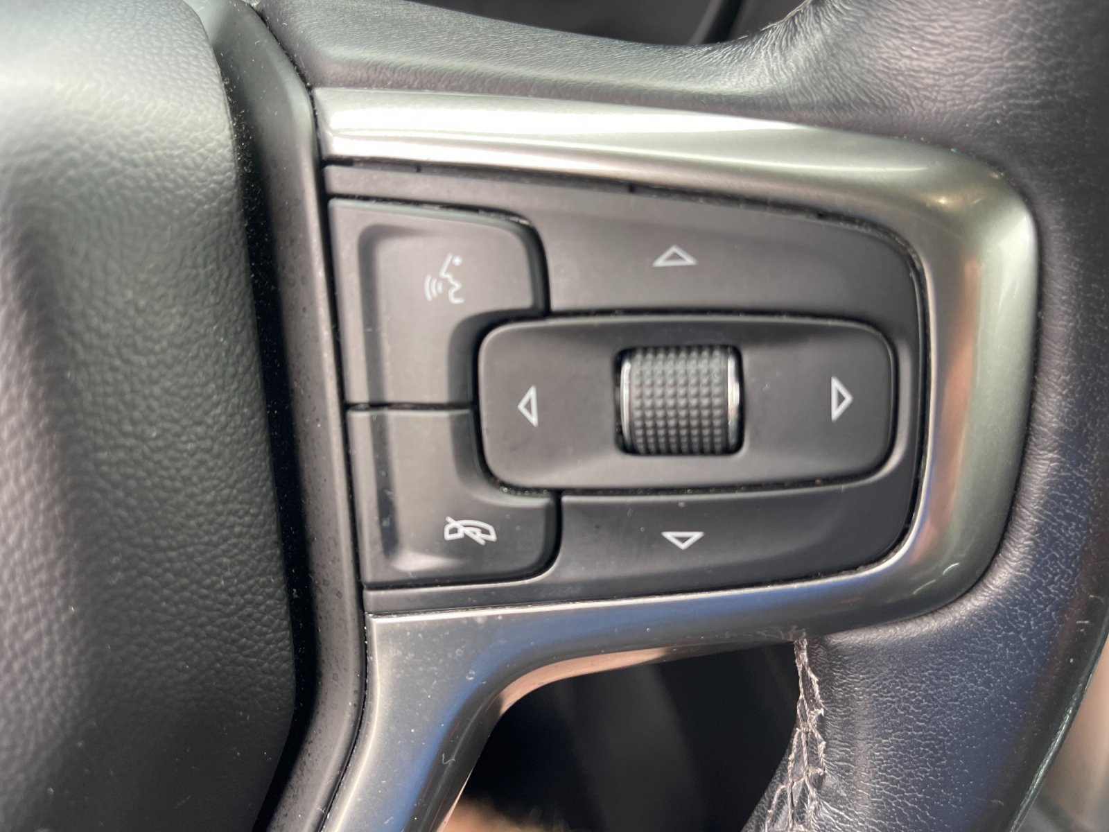 Used 2022 White Chevrolet Z71 image 30