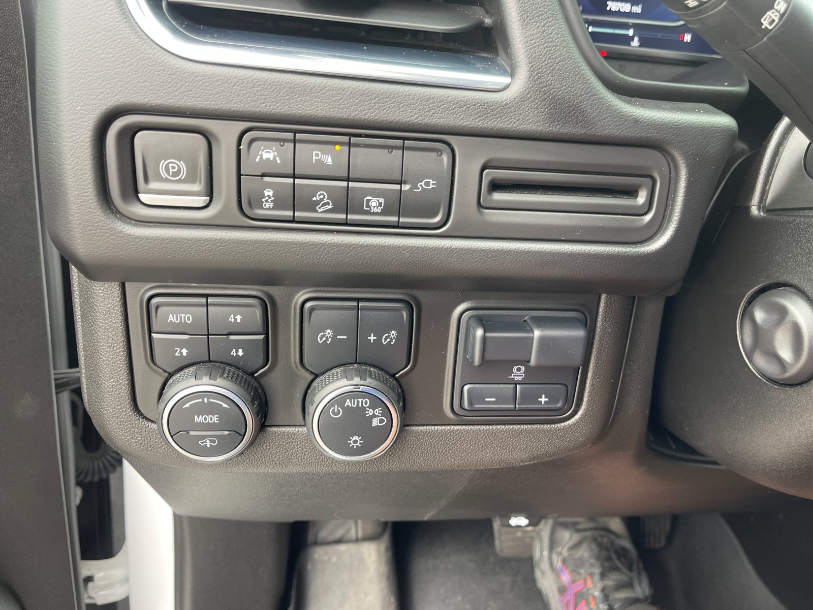 Used 2022 White Chevrolet Z71 image 33
