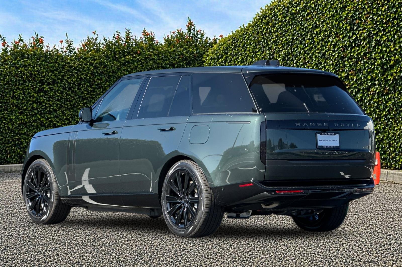 New 2026 Belgravia Green Land Rover SE image 4